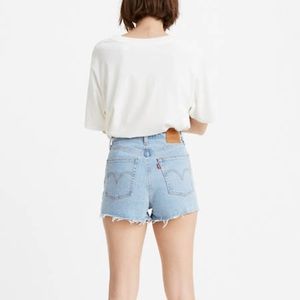 Light Wash Levi’s Ribcage Shorts
